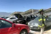 Incendio en vehículo se propaga y afecta a otros cinco autos en mercado de la Ciudad de México