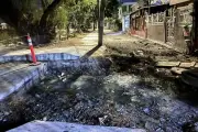 Inundación de aguas negras afecta a colonia en Escobedo, Nuevo León