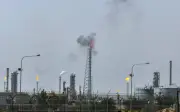 Irán ataca refinería en Kuwait con drones mientras explosiones retumban en Teherán