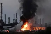 Irán Ataca Refinería en Kuwait Provocando un Masivo Incendio