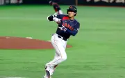 Japón inicia con paliza su defensa del título en el Clásico Mundial de Béisbol