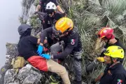 Joven pierde dron en el Cerro de la Silla y sufre caída de 30 metros al intentar rescatarlo