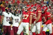 Kelce y Chiefs acuerdan extensión para una temporada más en la NFL