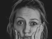 La Distracción Creativa: Un Escritor Lucha por Concentrarse en un Texto Erótico