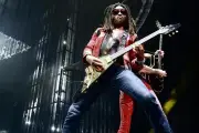 Lenny Kravitz firma show épico en México pese a fallas técnicas en el escenario