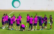 Leyendas del Barcelona emocionan Guadalajara con entrenamiento abierto y clínica para niños