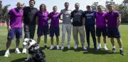 Leyendas del Barcelona visitan instalaciones de Chivas con Hierro como anfitrión