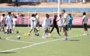 Leyendas del Real Madrid entrenan a 100 jóvenes en clínica deportiva de Zapopan