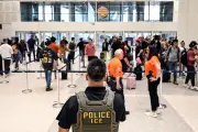 Llega ICE pero persiste el caos en aeropuertos de México por fallas técnicas