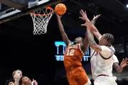Longhorns de Texas Avanzan en el Torneo NCAA con Victoria Sólida sobre los Aggies