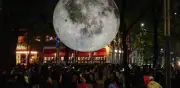 Luna Gigante de 7 Metros Ilumina Paseo de la Reforma en el Festival FILUX