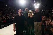 Madonna y otras celebridades deslumbran en el desfile de Dolce & Gabbana en Milán