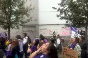Marcha 8M deja pintas y daños en edificios del Centro de Monterrey