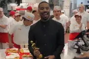 Michael B. Jordan celebra su Oscar con una hamburguesa de In-N-Out Burger