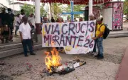Migrantes en Chiapas realizan viacrucis y queman piñata de Donald Trump en protesta