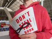 Mil autores firman libro en blanco contra el uso de sus obras para entrenar IA