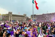 Miles de mujeres se congregan en el Zócalo capitalino en el marco del 8M