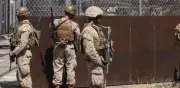Militares de EU refuerzan con concertinas la garita de Nogales, Sonora