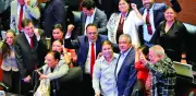 Morenistas arropan a Morón en el Senado ignorando a la viuda de alcalde asesinado
