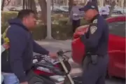 Motociclista insulta a policía tras invadir ciclovía en la Ciudad de México