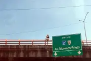 Mujer se sienta en barandal de puente para descansar, causa alarma en Nuevo León