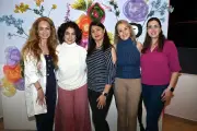 Mujeres de la alta sociedad celebran su día con elegante evento social