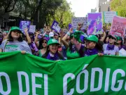 Mujeres exigen aborto fuera del Código Penal; agenda feminista de Morena en CDMX omite despenalización total