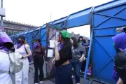 Mujeres protestan frente a Catedral de CDMX contra violencia de género