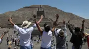 Multitudes reciben la primavera con rituales ancestrales en Teotihuacán