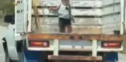 Niño de 3 años viaja aferrado a batea de camioneta en Oaxaca; confusión familiar lo puso en riesgo