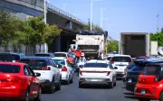 Obras de reencarpetamiento generan caos vial en Periférico y Vallarta en Jalisco
