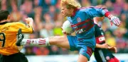 Oliver Kahn revive su expulsión por gol con la mano en área rival hace 25 años