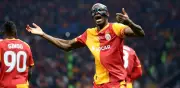 Osimhen llora por homenaje a su madre en la Champions con tifo del Galatasaray