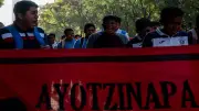 Padres de los 43 de Ayotzinapa lideran movilizaciones en CDMX este 26 de marzo