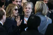 Paul McCartney sorprende con aparición en la pasarela de su hija en París