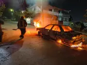 Pistoleros queman taxi de chofer que protestó por masacre familiar en Acapulco