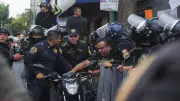 Policías de la CDMX derriban a motociclista en Tlalpan; interna investiga posible abuso