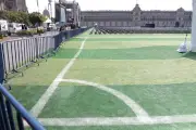 Prestan pasto de canchas rehabilitadas para el Zócalo capitalino