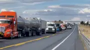 Productores de frijol bloquean carretera en Zacatecas exigiendo costales para acopio