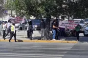 Protestas reciben a presidenta y gobernador en evento oficial en México