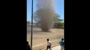 Remolino tipo 'mini tornado' sorprende a espectadores en partido de fútbol en Pijijiapan, Chiapas