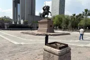 Retiran barandales y lámparas de la Explanada de la CDMX como medida de seguridad previa a la marcha del 8M
