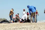Retiran desechos de crudo en playas de Tamaulipas tras derrame ambiental