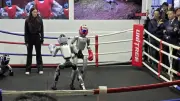 Robots Humanoides se Enfrentan en Brutal Combate de Box en el MWC 2026