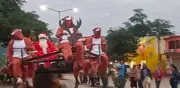 Santa Claus llega en retroexcavadora navideña y se vuelve viral en El Naranjo