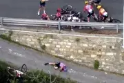 Silvestre sufre aparatosa caída en la Milán-San Remo femenil