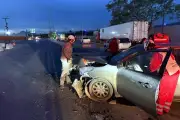 Taxi de aplicación sufre aparatoso accidente en carretera a Monclova, Coahuila