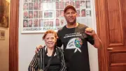 Tom Morello visita a las Abuelas de Plaza de Mayo en Argentina y elogia su lucha incansable