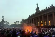 Tras Marcha del 8M, Manifestantes Queman Carteles Frente al Palacio Nacional