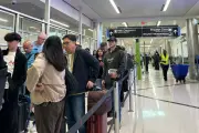 Trump amenaza con desplegar agentes de ICE en aeropuertos de EU para frenar migración